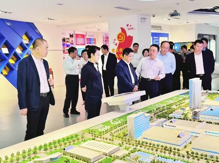 2024年10月17日，國(guó)家藥品監(jiān)督管理局副局長(zhǎng)雷平同志、山東省副省長(zhǎng)王桂英、山東省藥品監(jiān)督管理局局長(zhǎng)李濤一行，在青島市相關(guān)部門(mén)領(lǐng)導(dǎo)陪同下蒞臨華仁藥業(yè)調(diào)研指導(dǎo)。